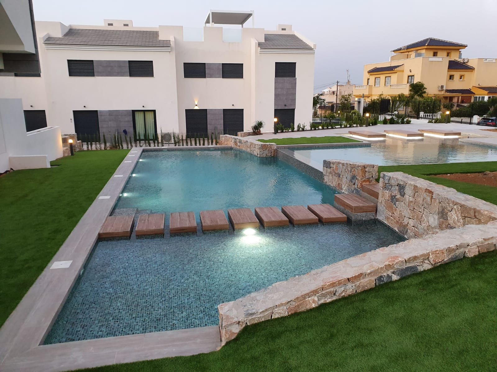  In der charmanten Stadt Torrevieja gelegen, bietet diese Wohnanlage eine Auswahl von 26 Bungalows, die in zwei Typen unterteilt sind: High-Bungalow u