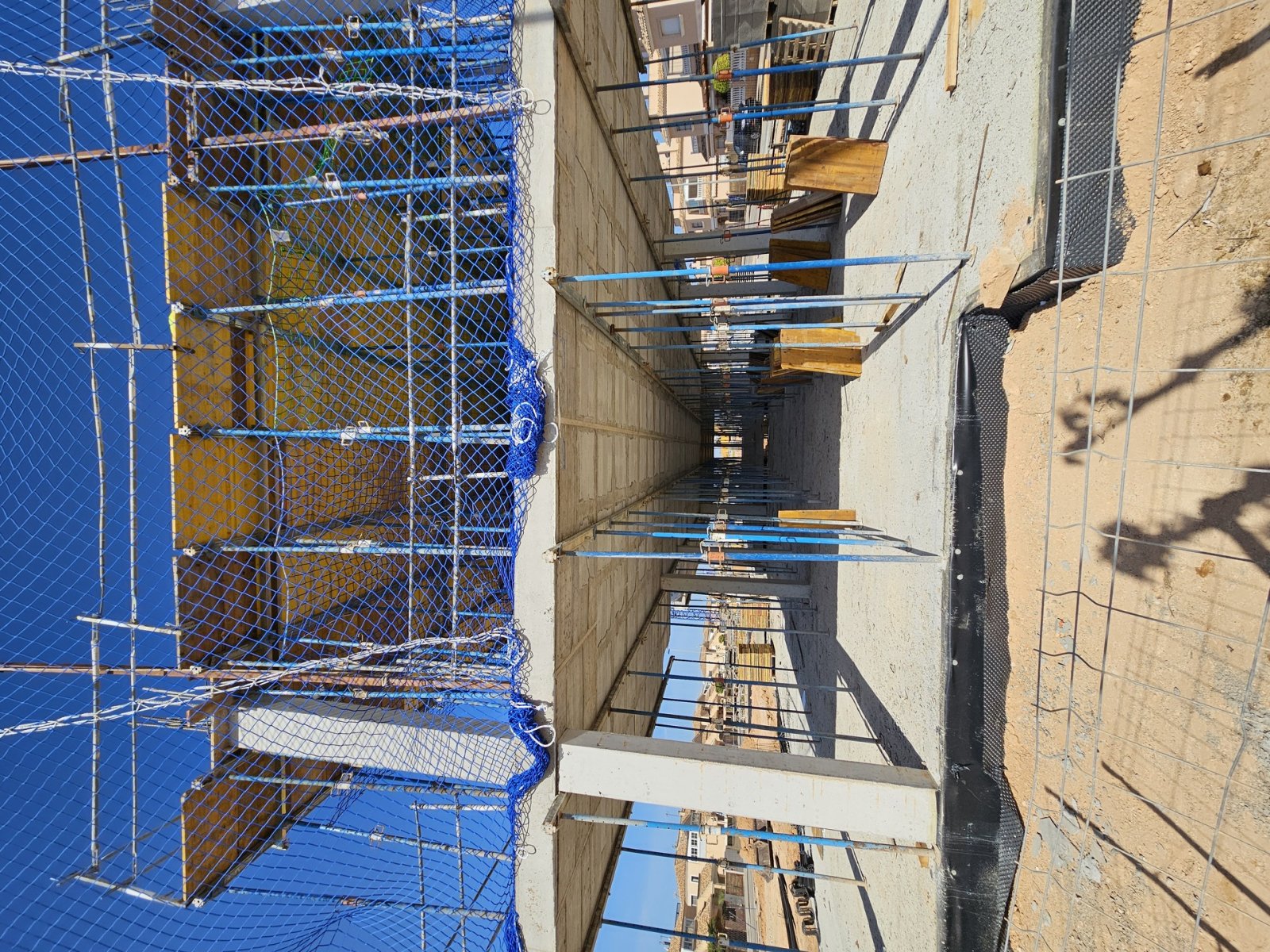  Gelegen im charmanten Torre de la Horadada, bietet diese exklusive Sammlung von 19 Immobilien eine Vielzahl von Wohnmöglichkeiten, die zu verschieden