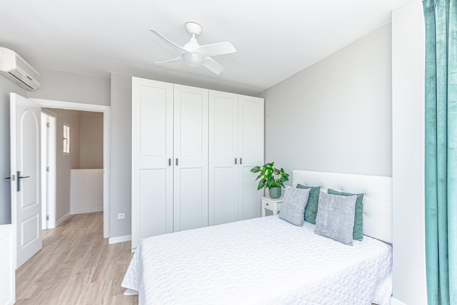  Wir präsentieren dieses wunderschöne Eckreihenhaus, das mit hochwertigen Materialien und viel Stil vollständig renoviert wurde, in der ruhigen und be