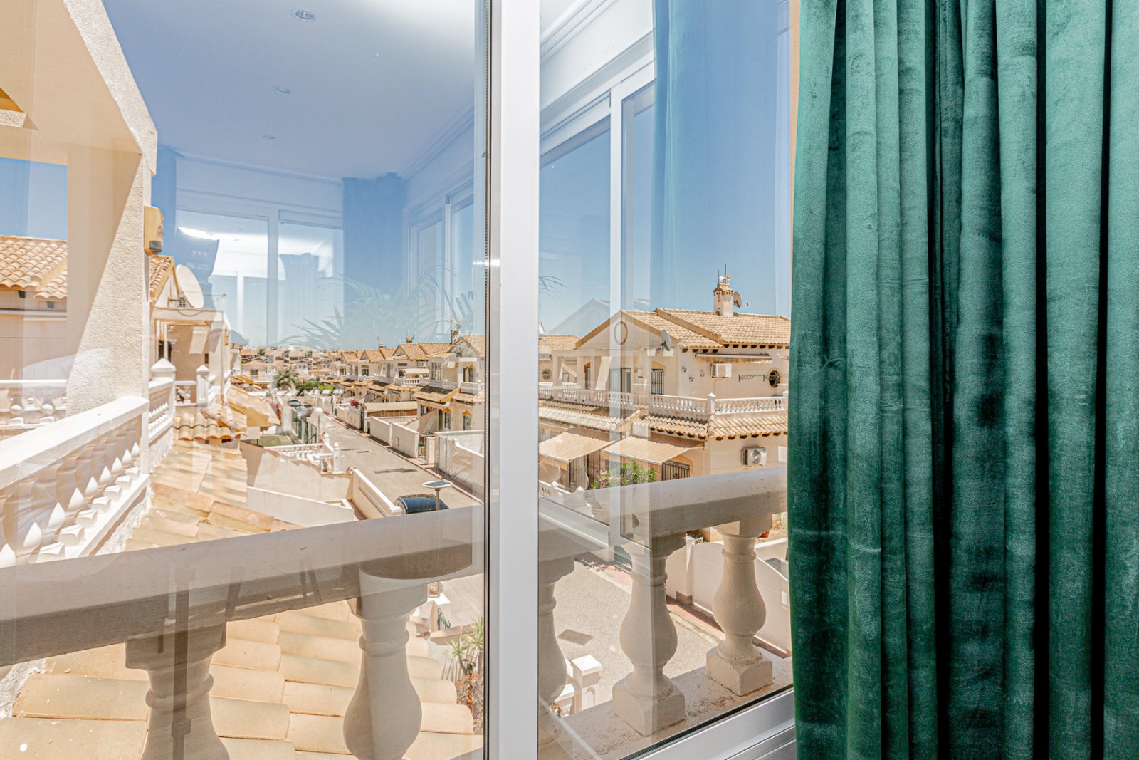  Wir präsentieren dieses wunderschöne Eckreihenhaus, das mit hochwertigen Materialien und viel Stil vollständig renoviert wurde, in der ruhigen und be