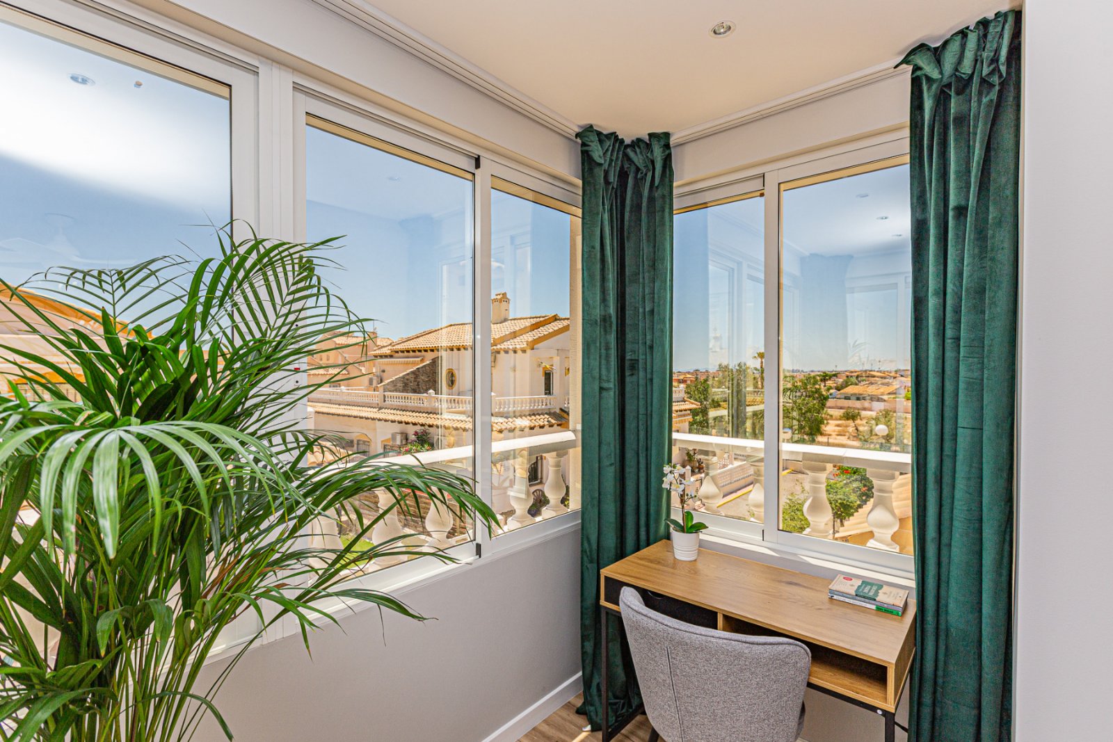  Wir präsentieren dieses wunderschöne Eckreihenhaus, das mit hochwertigen Materialien und viel Stil vollständig renoviert wurde, in der ruhigen und be