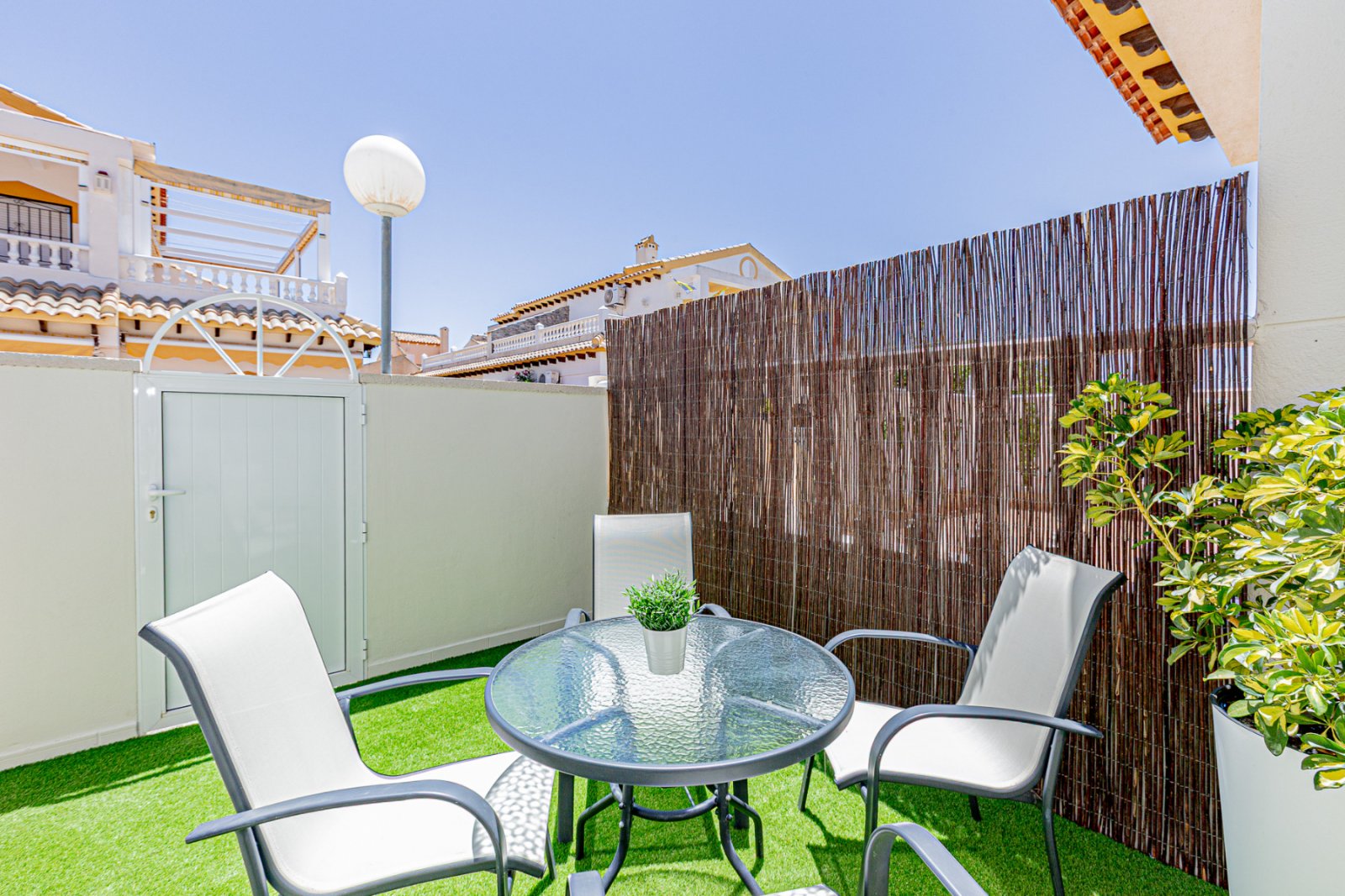  Wir präsentieren dieses wunderschöne Eckreihenhaus, das mit hochwertigen Materialien und viel Stil vollständig renoviert wurde, in der ruhigen und be