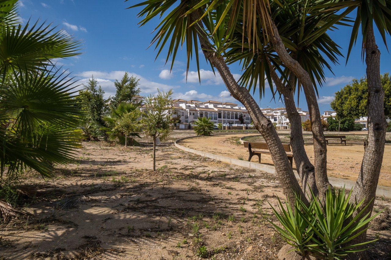  Wir präsentieren dieses wunderschöne Eckreihenhaus, das mit hochwertigen Materialien und viel Stil vollständig renoviert wurde, in der ruhigen und be