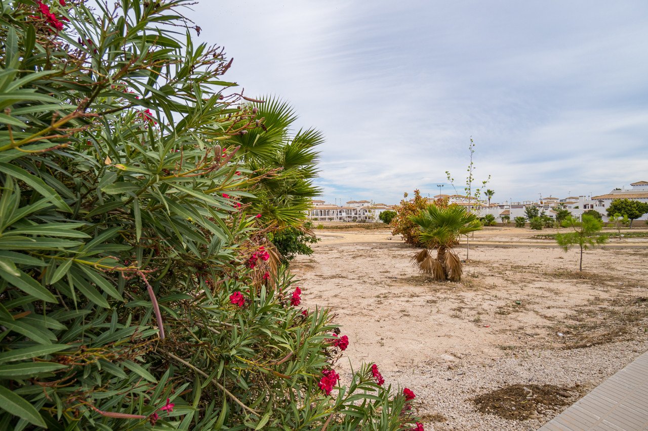  Wir präsentieren dieses wunderschöne Eckreihenhaus, das mit hochwertigen Materialien und viel Stil vollständig renoviert wurde, in der ruhigen und be