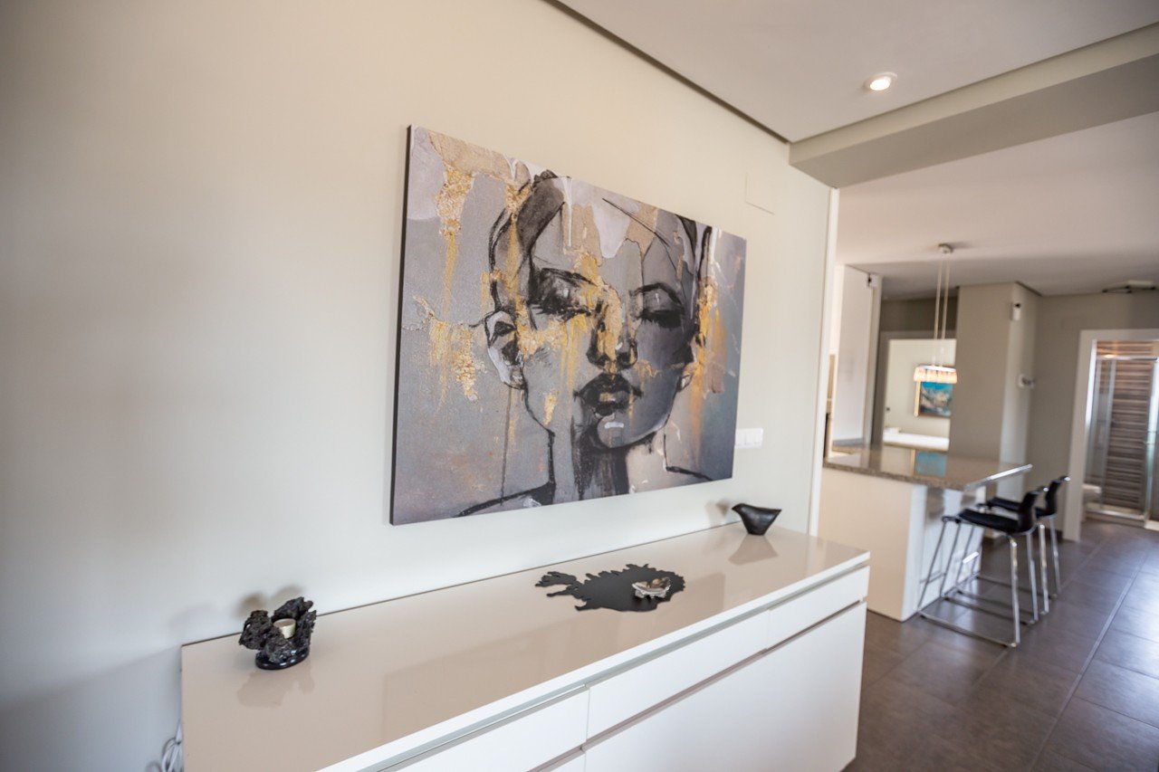  Erleben Sie luxuriöses Leben an der Küste in diesem atemberaubenden Penthouse-Wohnung zum Verkauf in der begehrten Gegend von Villamartin. Eigentlich