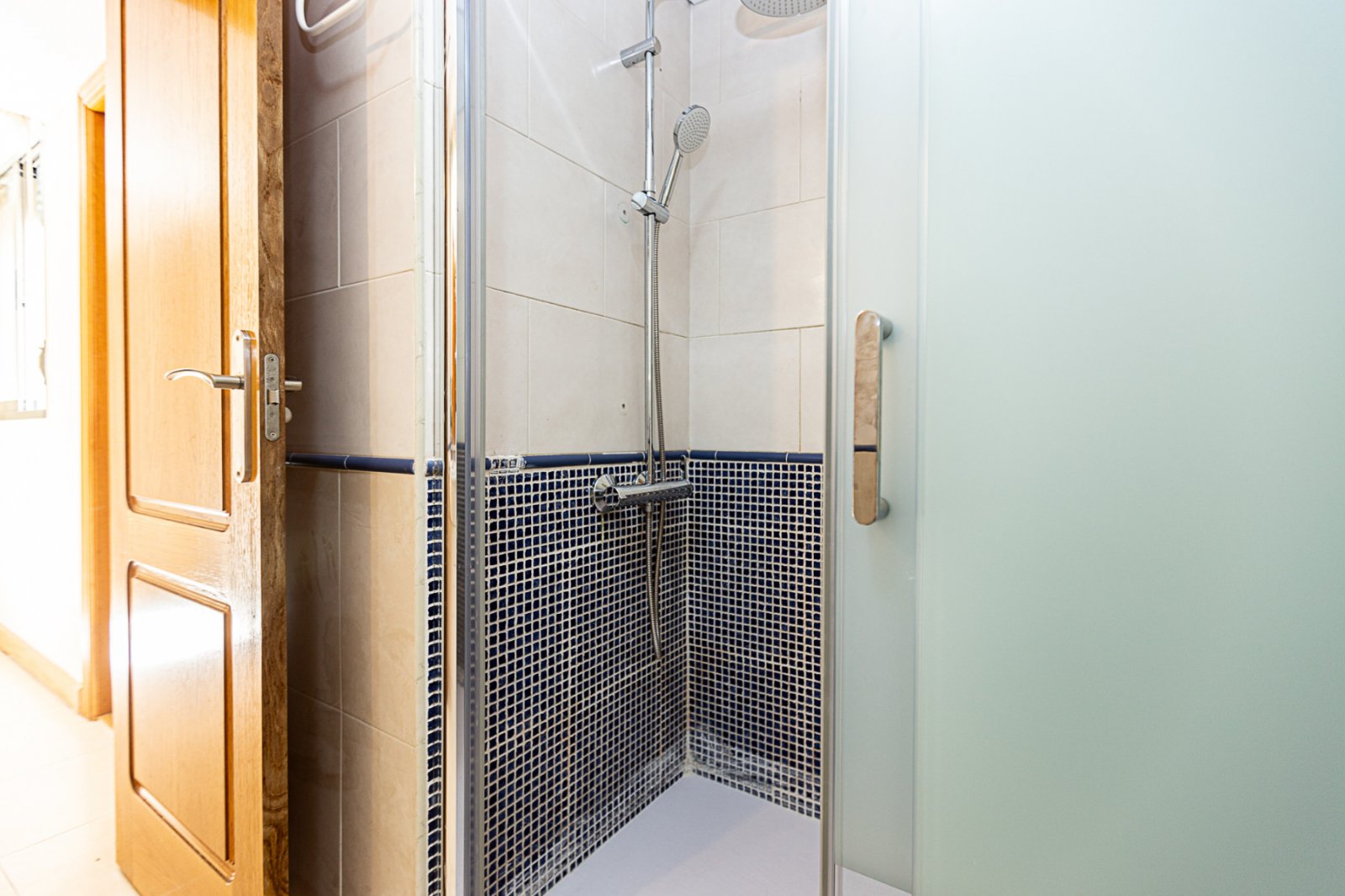  Penthouse in der fünften Etage, das Luxus, Komfort und eine beneidenswerte Lage bietet. Mit drei Schlafzimmern und zwei Bädern, einschließlich eines 