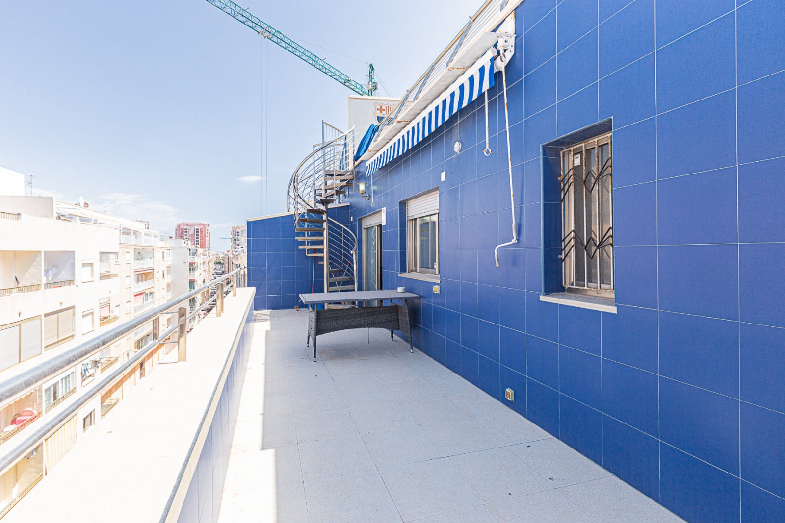  Penthouse in der fünften Etage, das Luxus, Komfort und eine beneidenswerte Lage bietet. Mit drei Schlafzimmern und zwei Bädern, einschließlich eines 