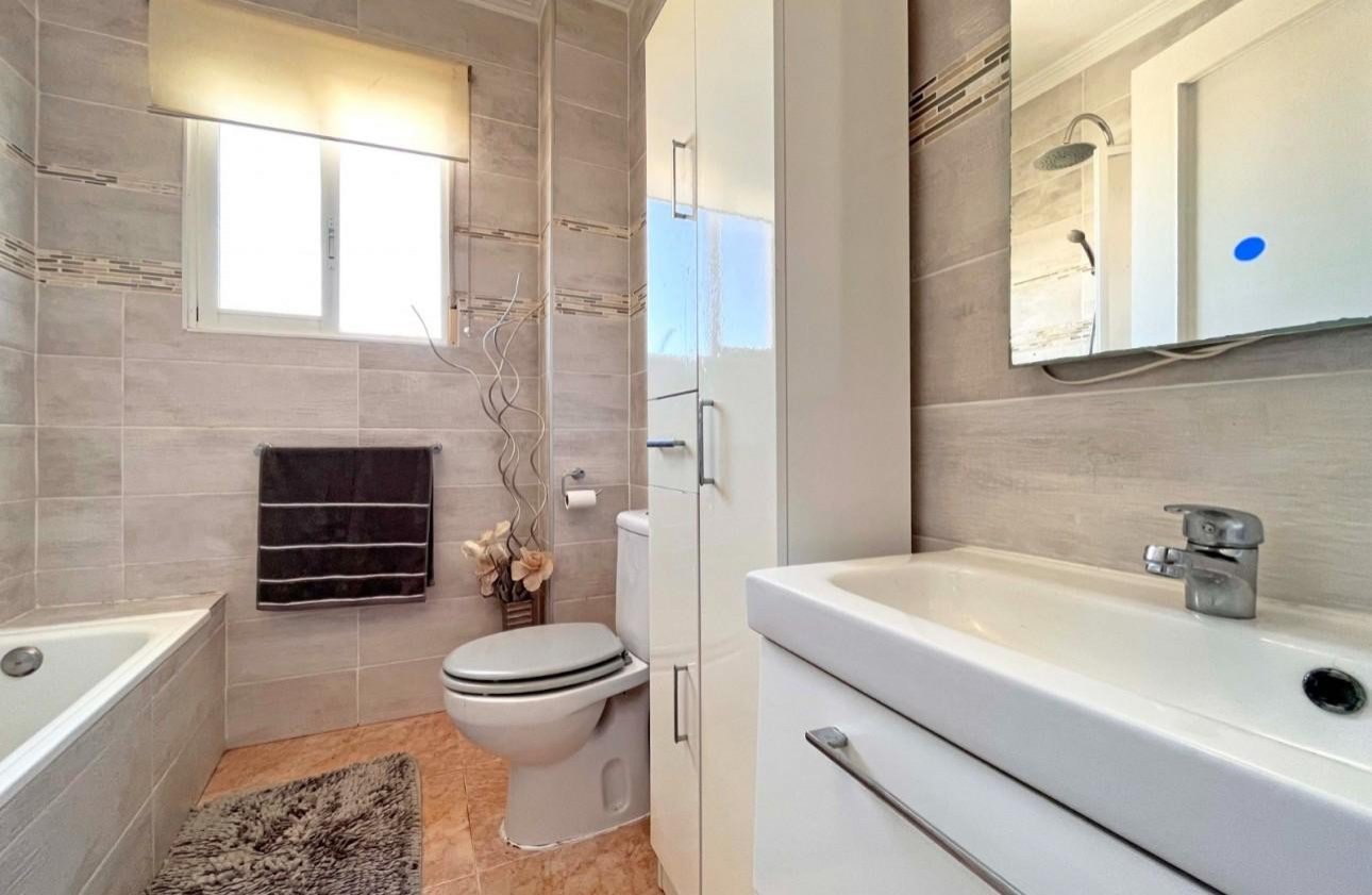   This exquisite 4-bedroom, 3-bathroom detached villa is situated at the end of a quiet cul-de-sac, offering the perfect blend of privacy and convenie