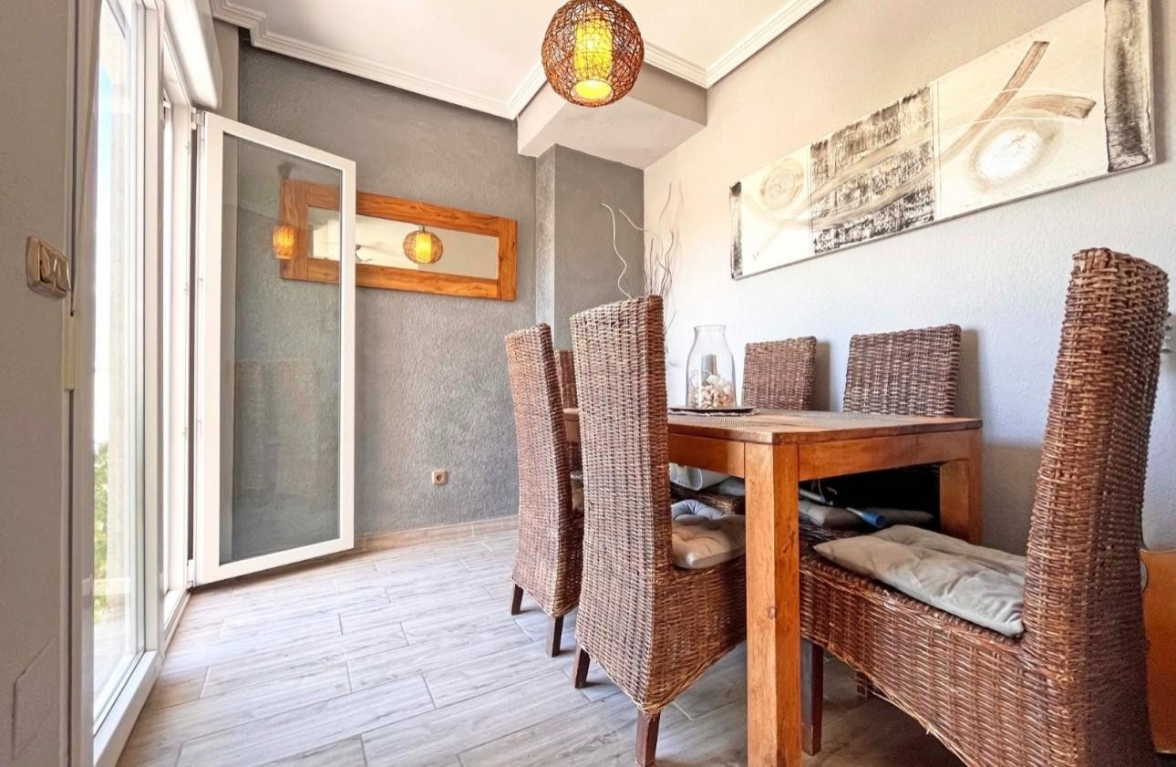   This exquisite 4-bedroom, 3-bathroom detached villa is situated at the end of a quiet cul-de-sac, offering the perfect blend of privacy and convenie