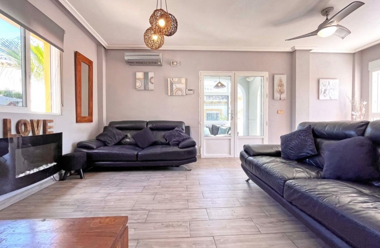   This exquisite 4-bedroom, 3-bathroom detached villa is situated at the end of a quiet cul-de-sac, offering the perfect blend of privacy and convenie