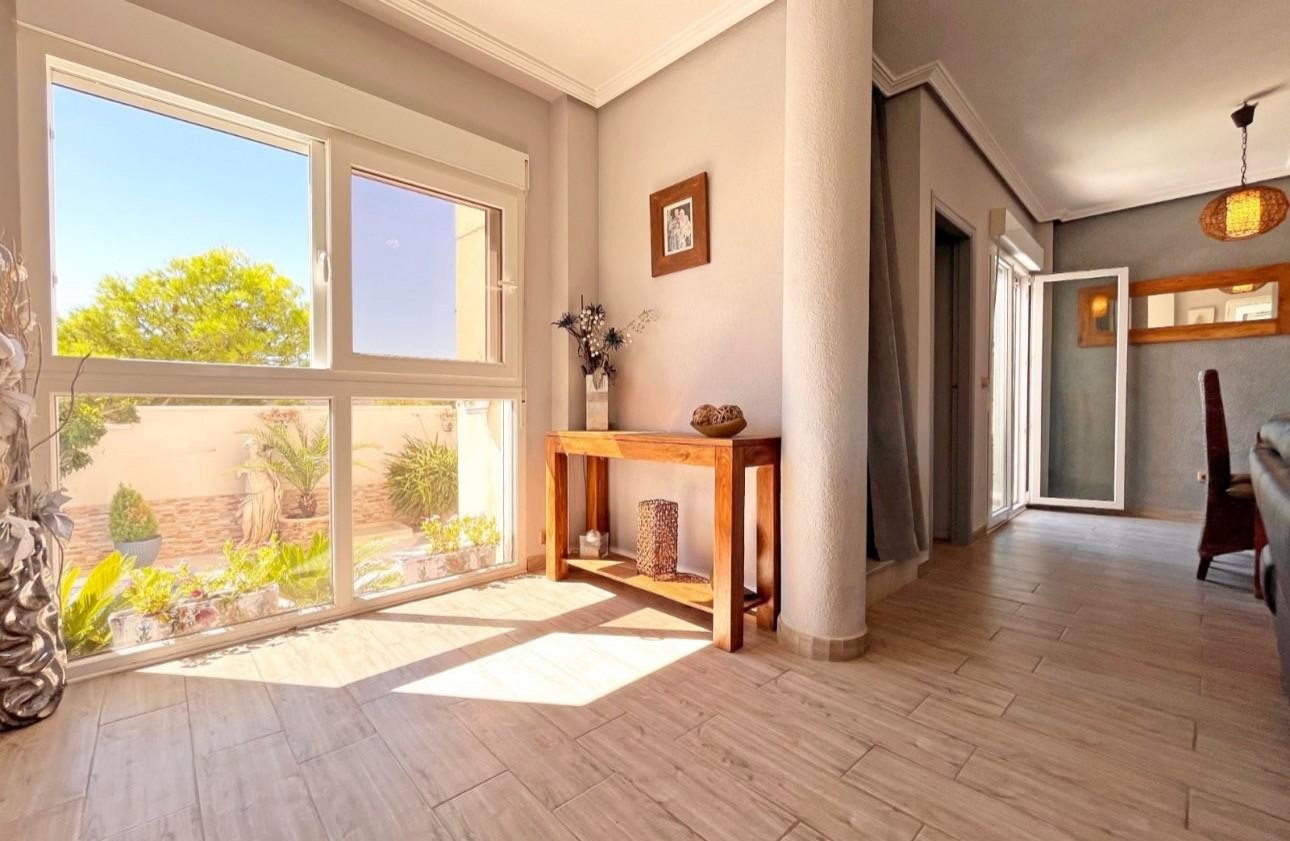   This exquisite 4-bedroom, 3-bathroom detached villa is situated at the end of a quiet cul-de-sac, offering the perfect blend of privacy and convenie