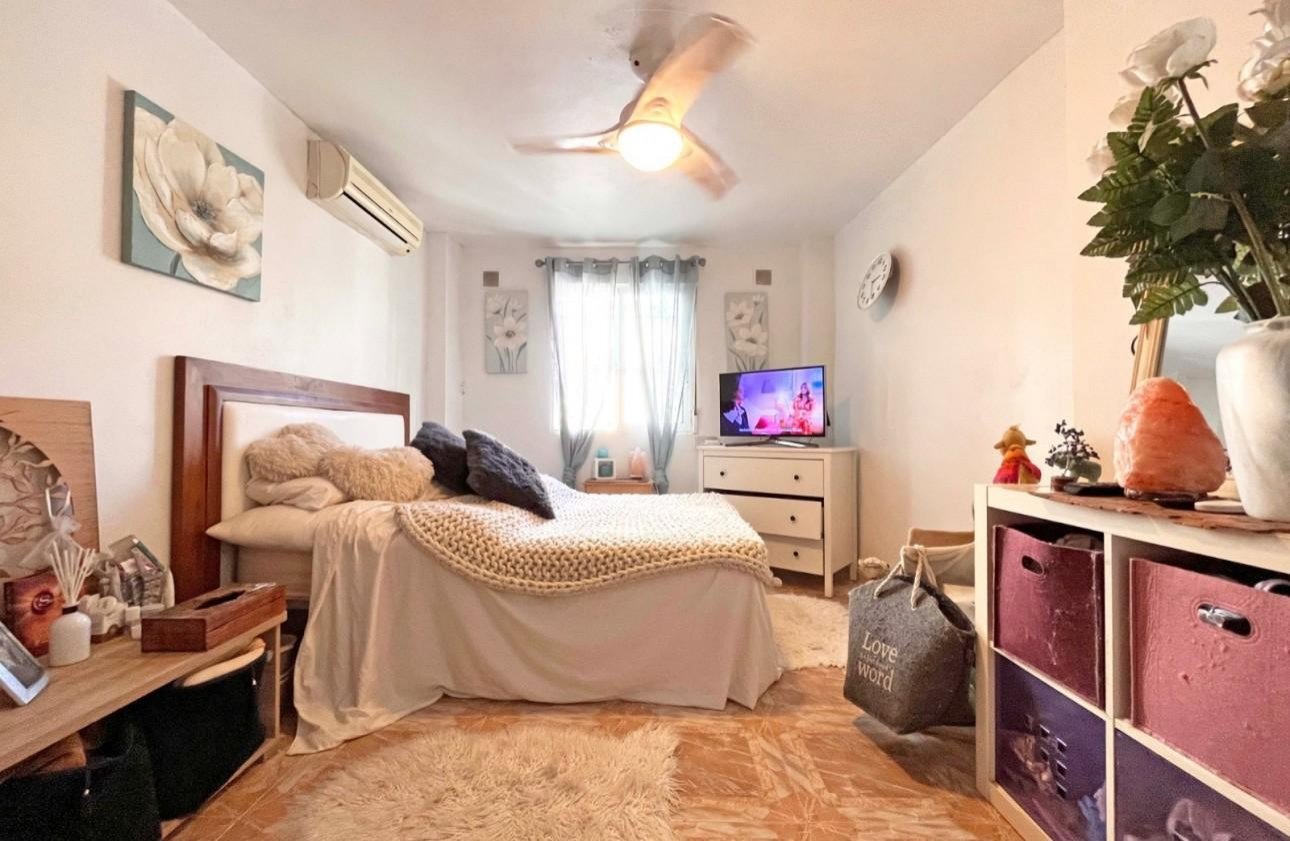   This exquisite 4-bedroom, 3-bathroom detached villa is situated at the end of a quiet cul-de-sac, offering the perfect blend of privacy and convenie