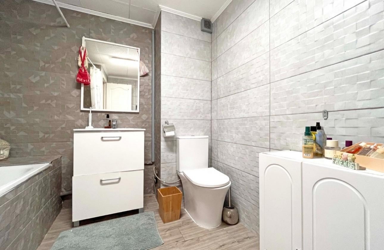   This exquisite 4-bedroom, 3-bathroom detached villa is situated at the end of a quiet cul-de-sac, offering the perfect blend of privacy and convenie