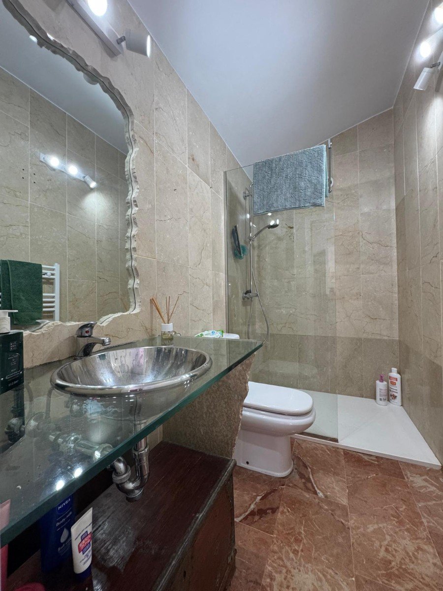   This beautifully maintained Claveles-style apartment is presented in immaculate condition and offers generous indoor and outdoor living spaces. Boas