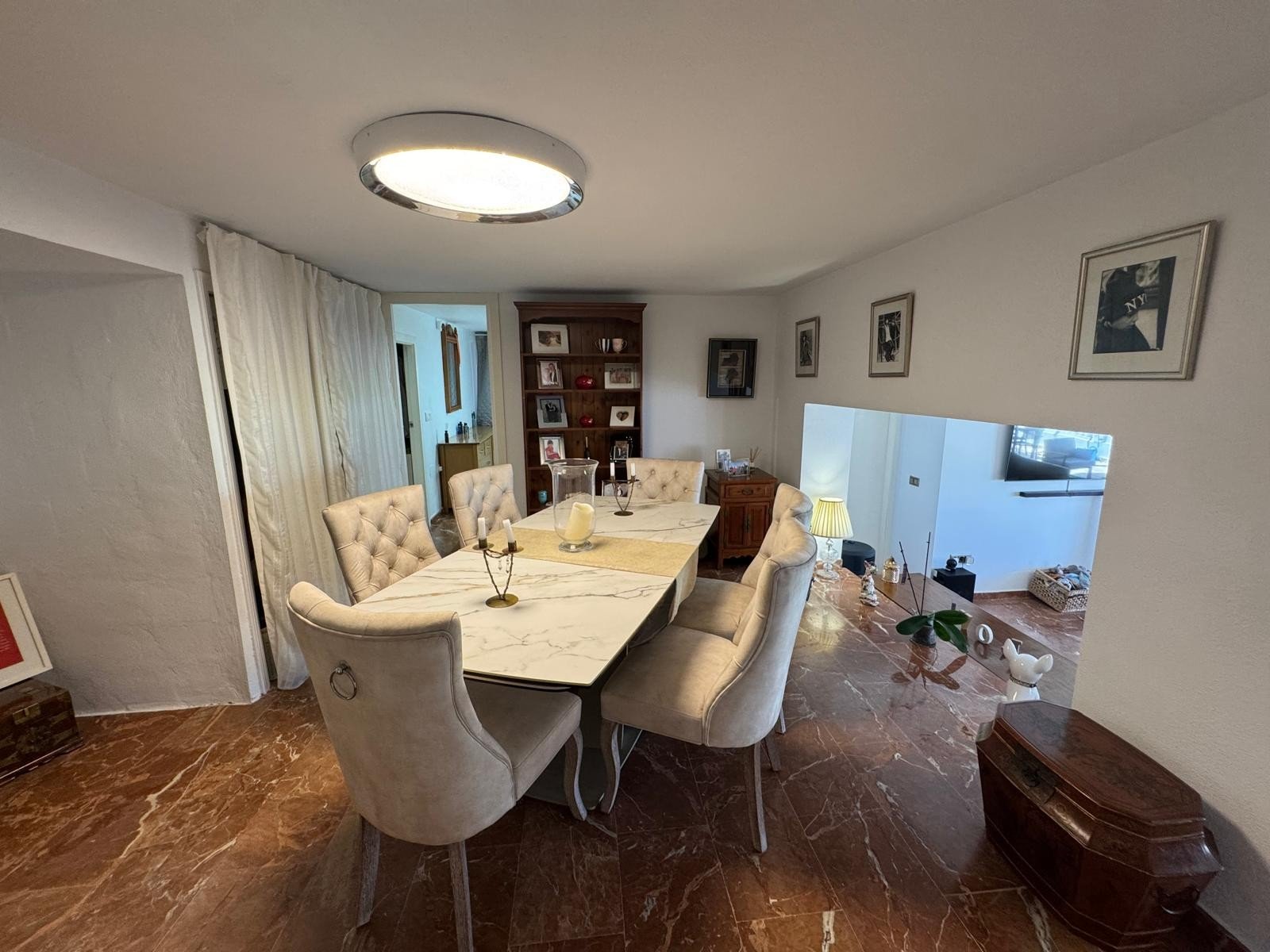   This beautifully maintained Claveles-style apartment is presented in immaculate condition and offers generous indoor and outdoor living spaces. Boas