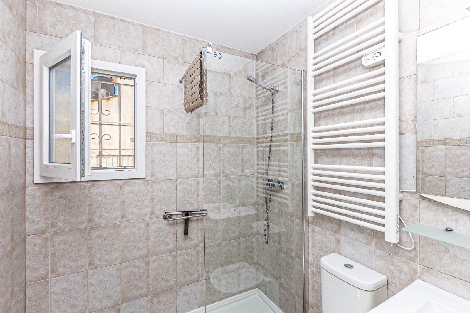  Wir präsentieren diese wunderschöne freistehende Villa in der Urbanisation La Marina, San Fulgencio (Alicante), einer sehr gefragten Wohngegend mit i