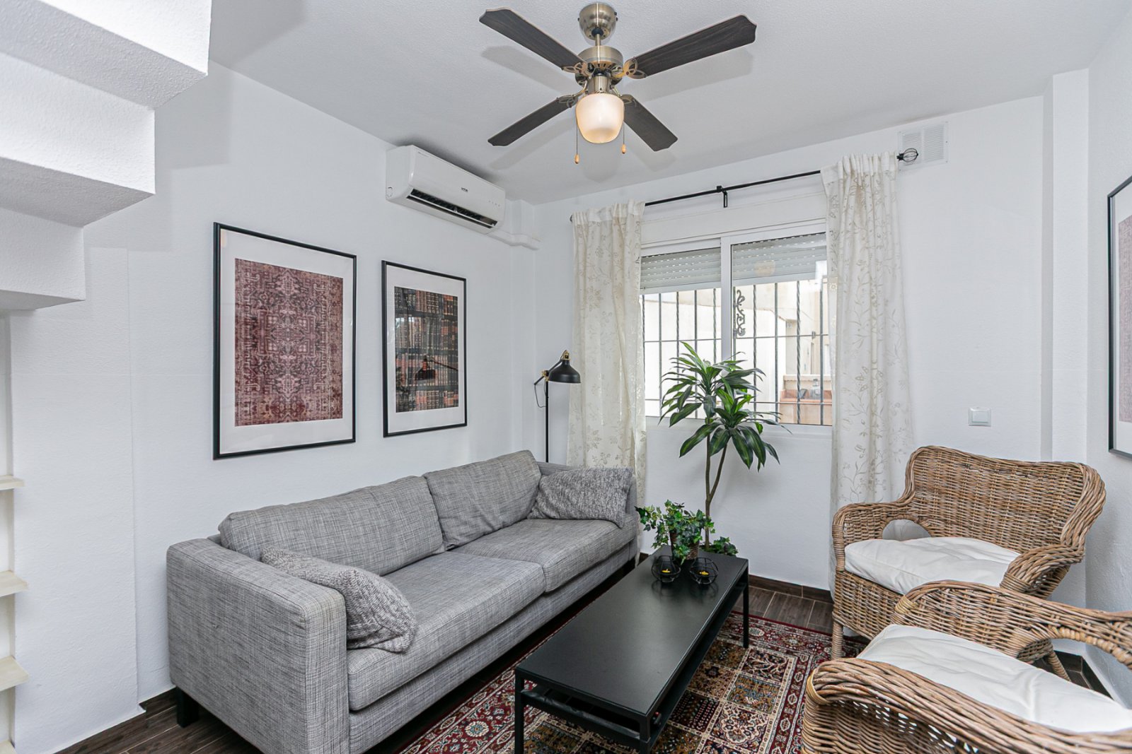  Diese charmante Doppelhaushälfte befindet sich in einer geschlossenen Wohnanlage mit Gemeinschaftspool und bietet ein ruhiges Umfeld, ideal zum dauer