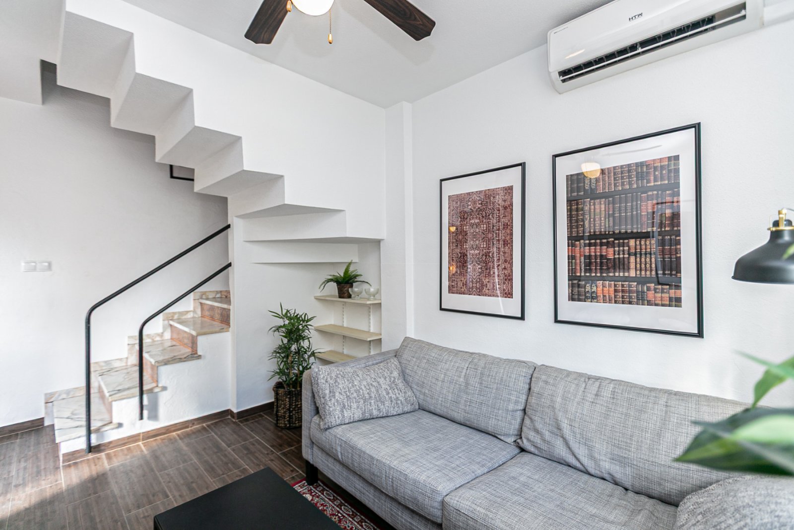  Diese charmante Doppelhaushälfte befindet sich in einer geschlossenen Wohnanlage mit Gemeinschaftspool und bietet ein ruhiges Umfeld, ideal zum dauer