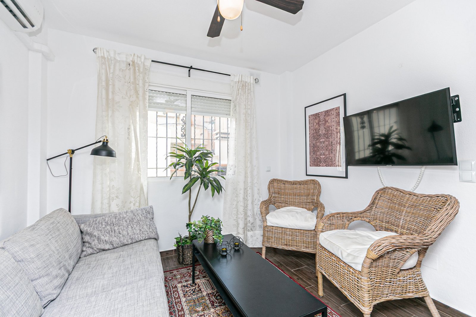  Diese charmante Doppelhaushälfte befindet sich in einer geschlossenen Wohnanlage mit Gemeinschaftspool und bietet ein ruhiges Umfeld, ideal zum dauer