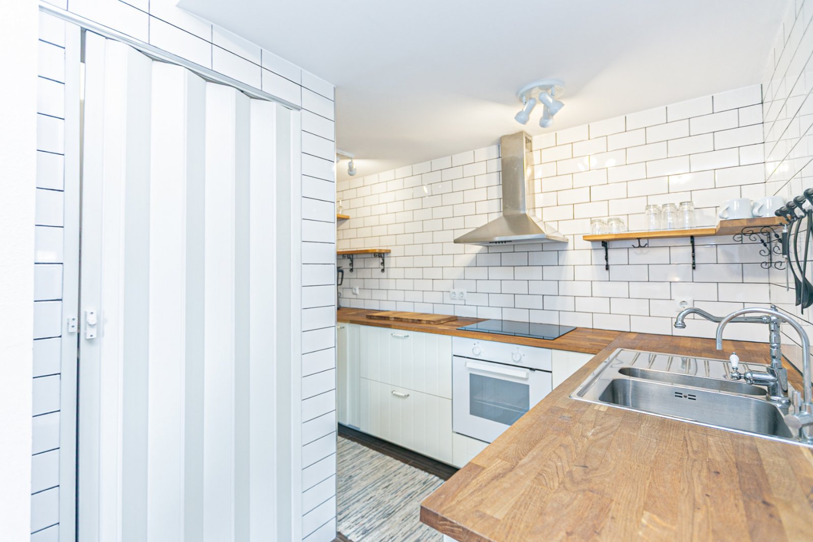  Diese charmante Doppelhaushälfte befindet sich in einer geschlossenen Wohnanlage mit Gemeinschaftspool und bietet ein ruhiges Umfeld, ideal zum dauer