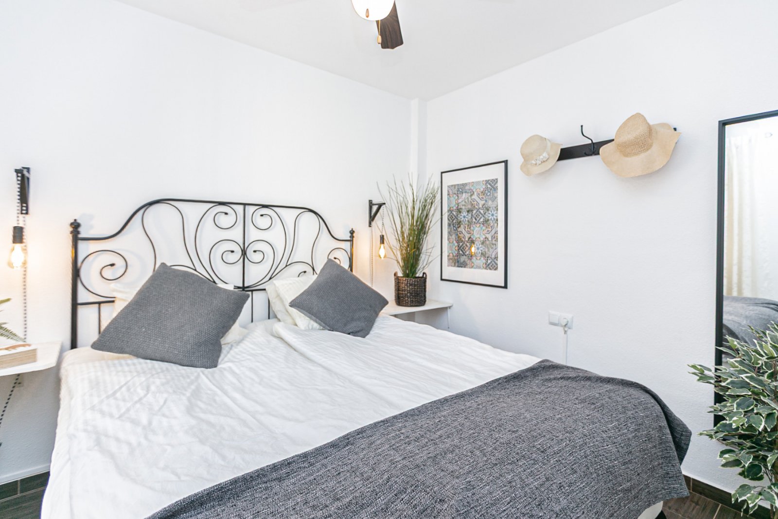  Diese charmante Doppelhaushälfte befindet sich in einer geschlossenen Wohnanlage mit Gemeinschaftspool und bietet ein ruhiges Umfeld, ideal zum dauer