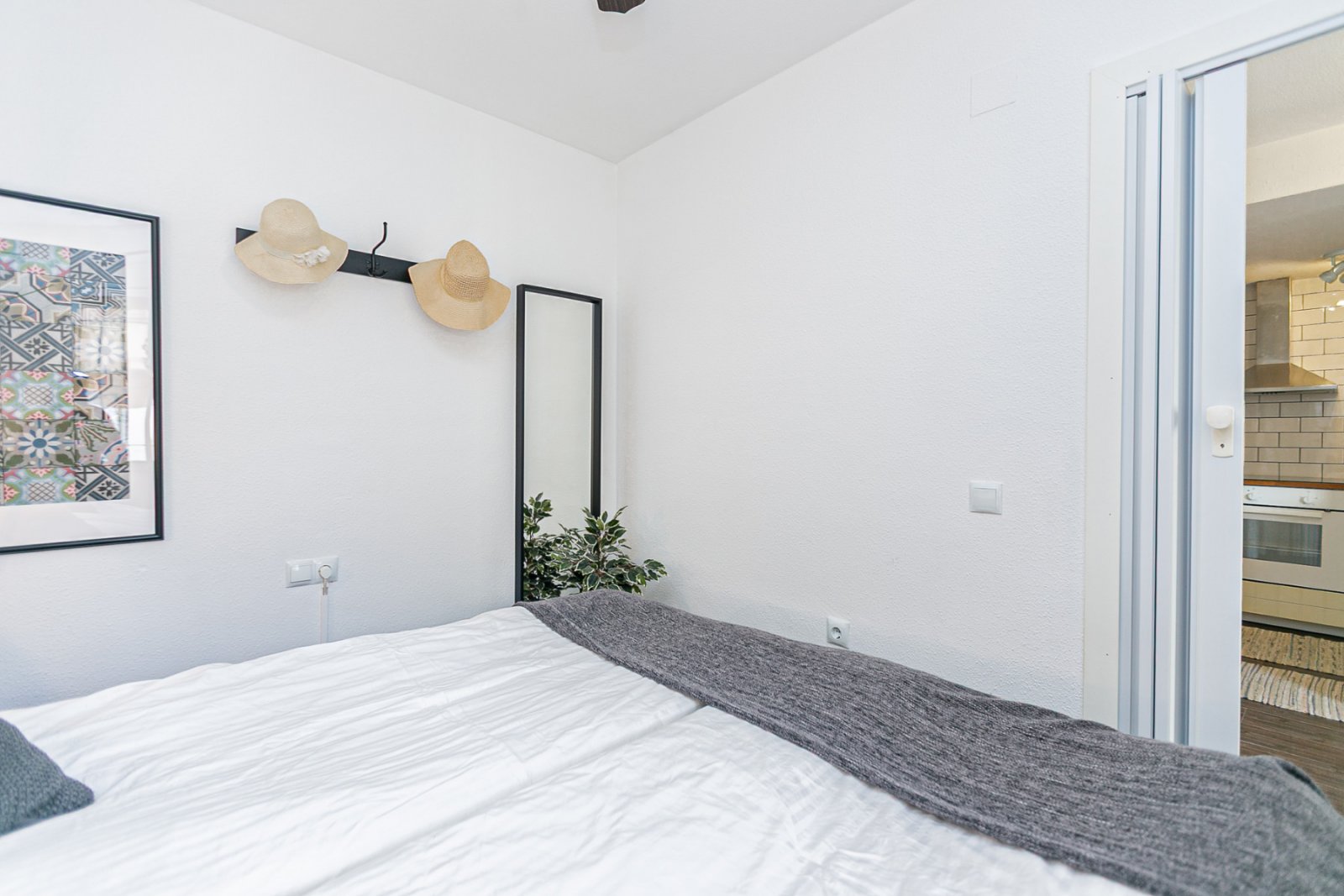  Diese charmante Doppelhaushälfte befindet sich in einer geschlossenen Wohnanlage mit Gemeinschaftspool und bietet ein ruhiges Umfeld, ideal zum dauer