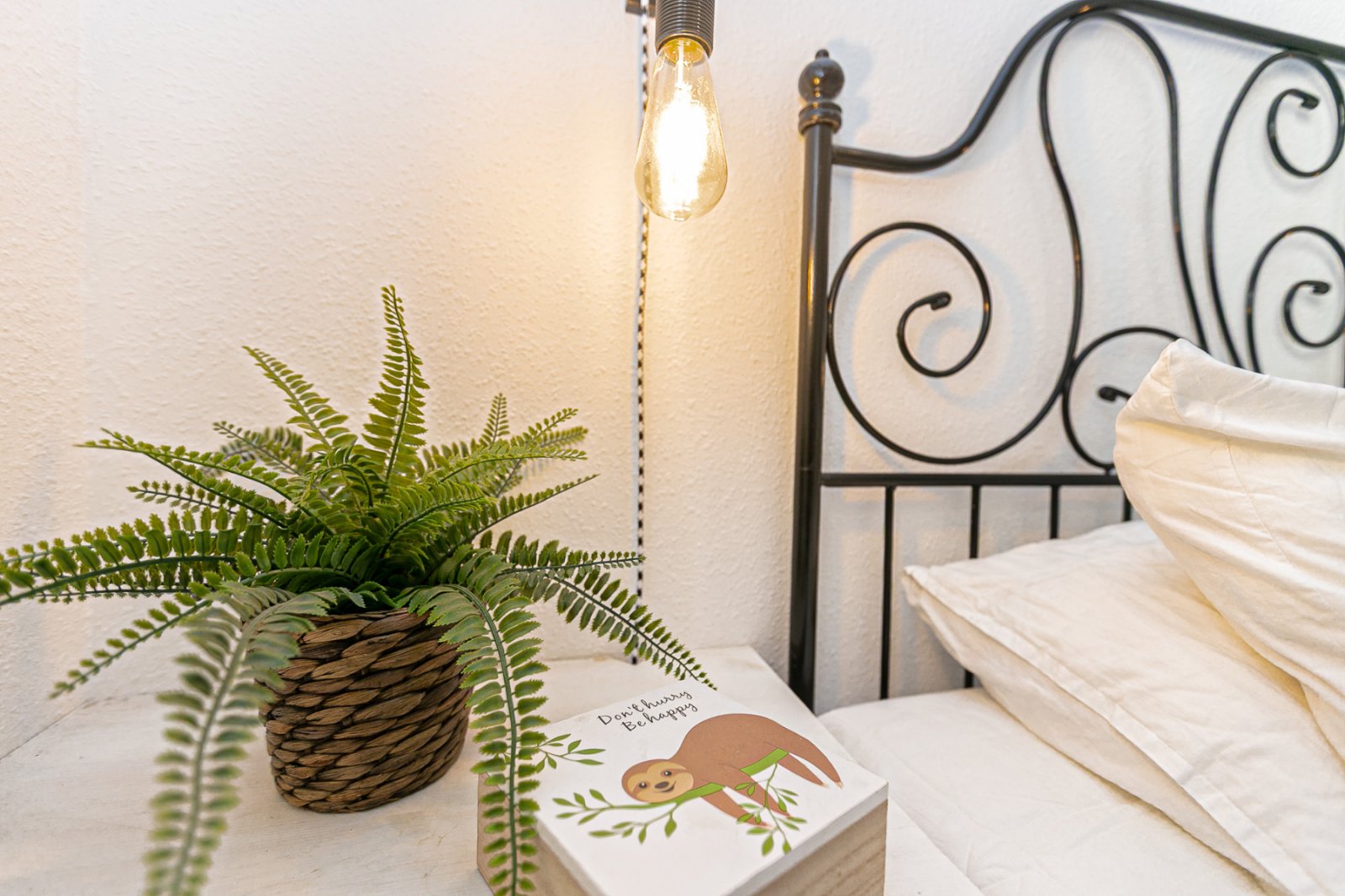  Diese charmante Doppelhaushälfte befindet sich in einer geschlossenen Wohnanlage mit Gemeinschaftspool und bietet ein ruhiges Umfeld, ideal zum dauer