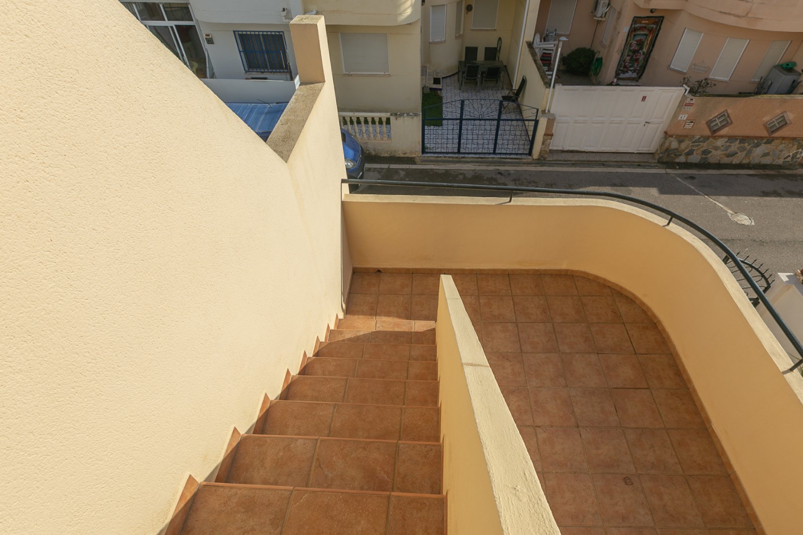  Diese charmante Doppelhaushälfte befindet sich in einer geschlossenen Wohnanlage mit Gemeinschaftspool und bietet ein ruhiges Umfeld, ideal zum dauer