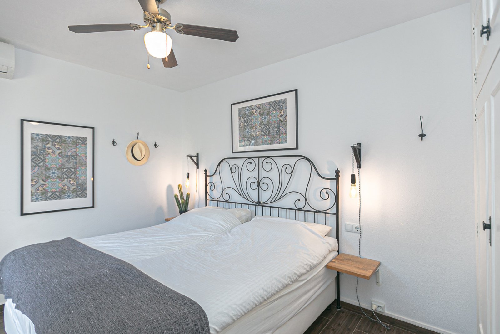  Diese charmante Doppelhaushälfte befindet sich in einer geschlossenen Wohnanlage mit Gemeinschaftspool und bietet ein ruhiges Umfeld, ideal zum dauer