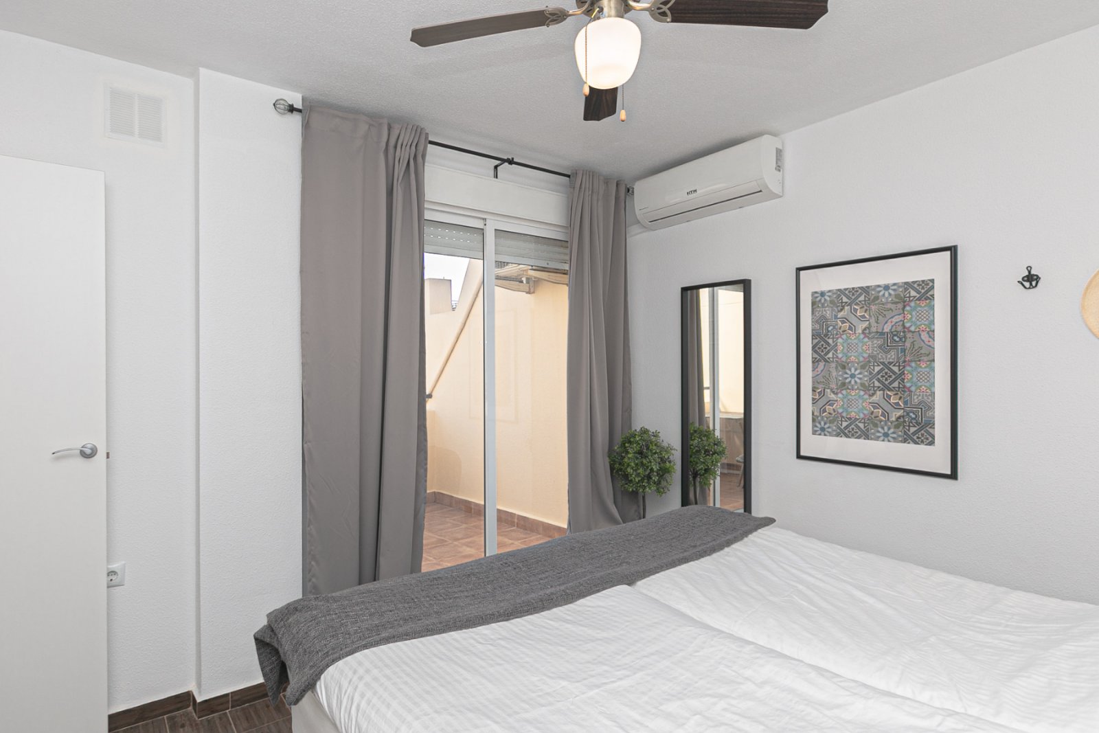  Diese charmante Doppelhaushälfte befindet sich in einer geschlossenen Wohnanlage mit Gemeinschaftspool und bietet ein ruhiges Umfeld, ideal zum dauer