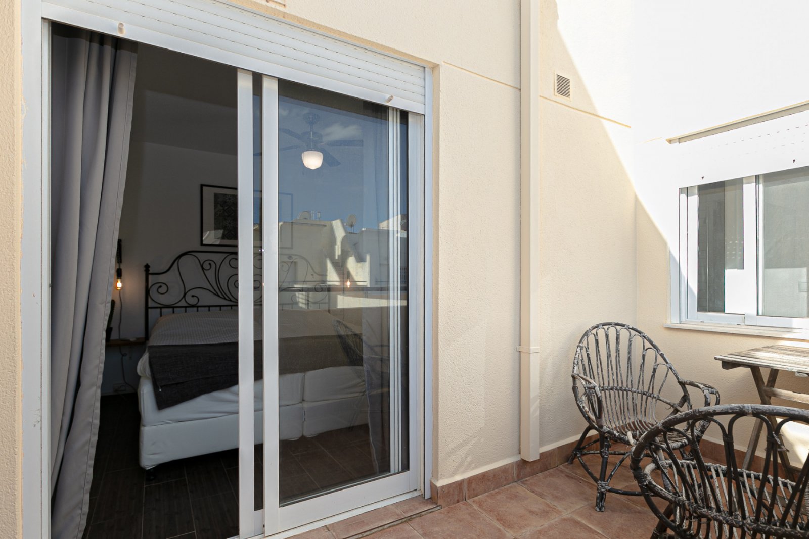  Diese charmante Doppelhaushälfte befindet sich in einer geschlossenen Wohnanlage mit Gemeinschaftspool und bietet ein ruhiges Umfeld, ideal zum dauer