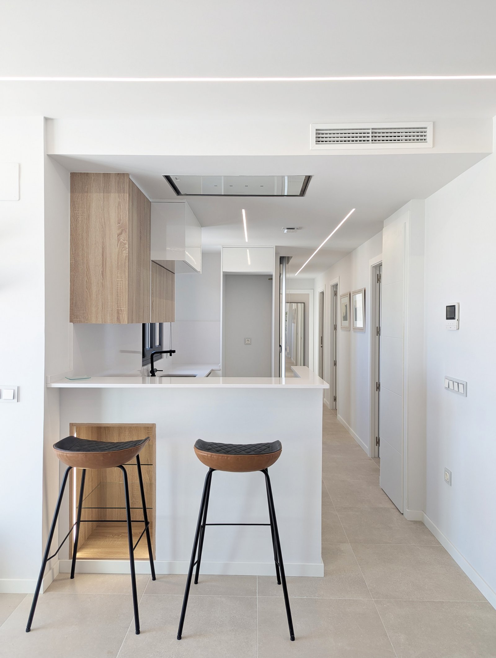  In der charmanten Stadt Dénia gelegen, bietet dieses exklusive Wohnresort eine privilegierte Umgebung in erster Meereslinie. Mit insgesamt 38 Immobil