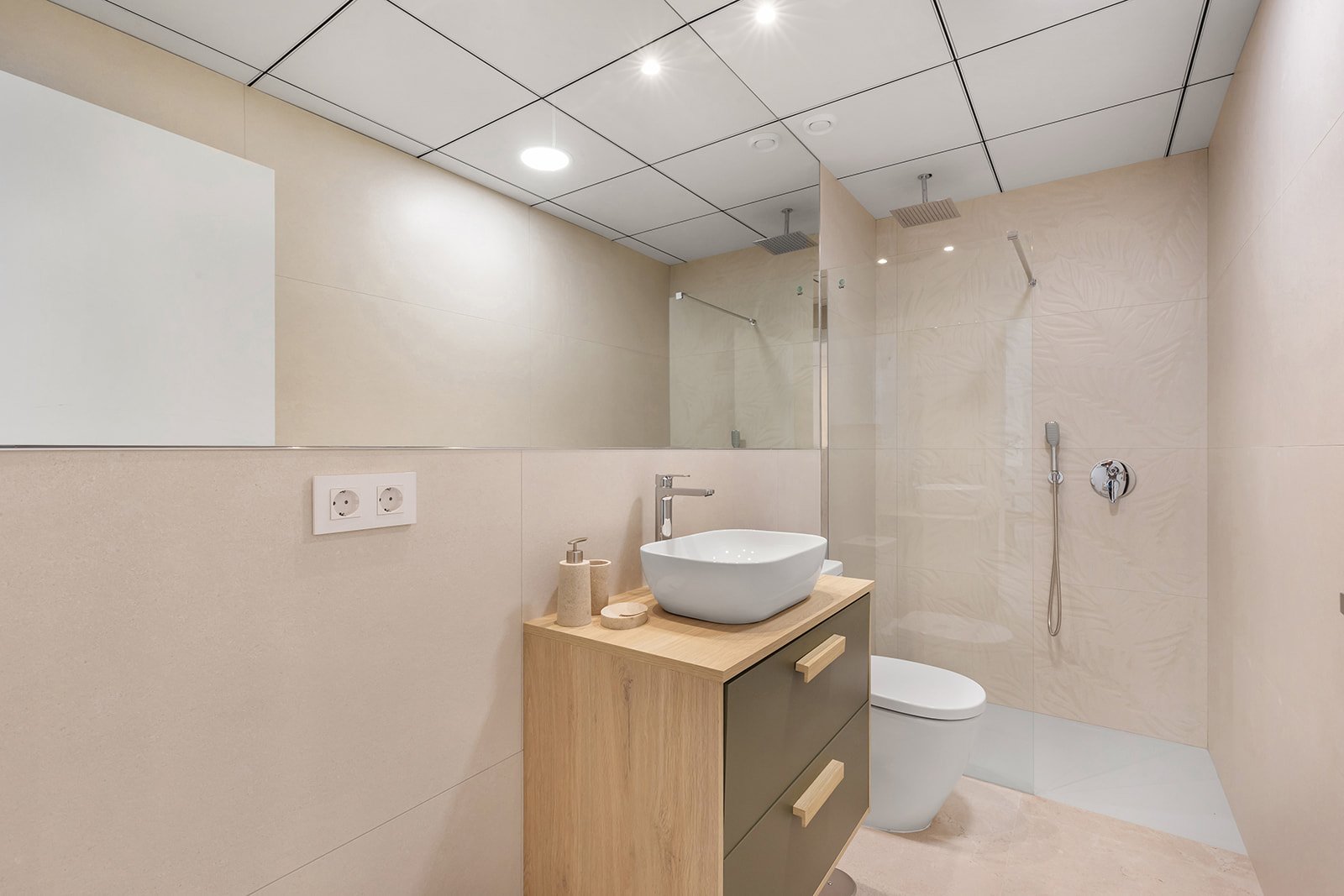  In der charmanten Stadt Los Alcázares gelegen, bietet diese Wohnanlage eine Auswahl von 22 Einheiten, darunter Wohnungen und Penthäuser. Für diejenig