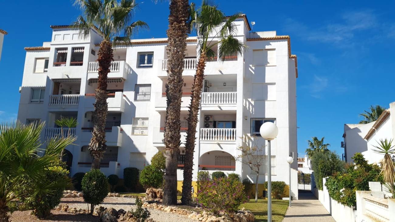  Dieses helle Eck-Penthouse befindet sich in der begehrten Wohngegend Villamartin Pau-8 in Orihuela Costa und bietet eine außergewöhnliche Gelegenheit