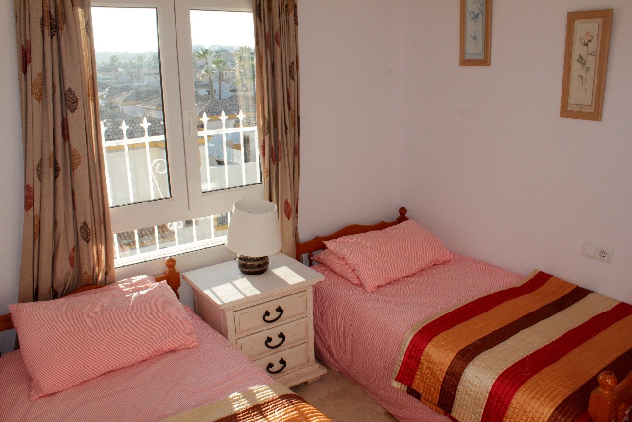  Dieses helle Eck-Penthouse befindet sich in der begehrten Wohngegend Villamartin Pau-8 in Orihuela Costa und bietet eine außergewöhnliche Gelegenheit