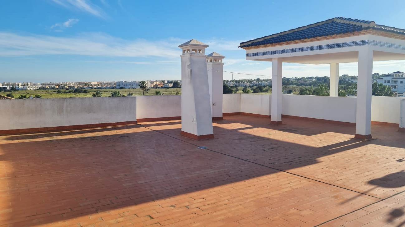 Dieses helle Eck-Penthouse befindet sich in der begehrten Wohngegend Villamartin Pau-8 in Orihuela Costa und bietet eine außergewöhnliche Gelegenheit