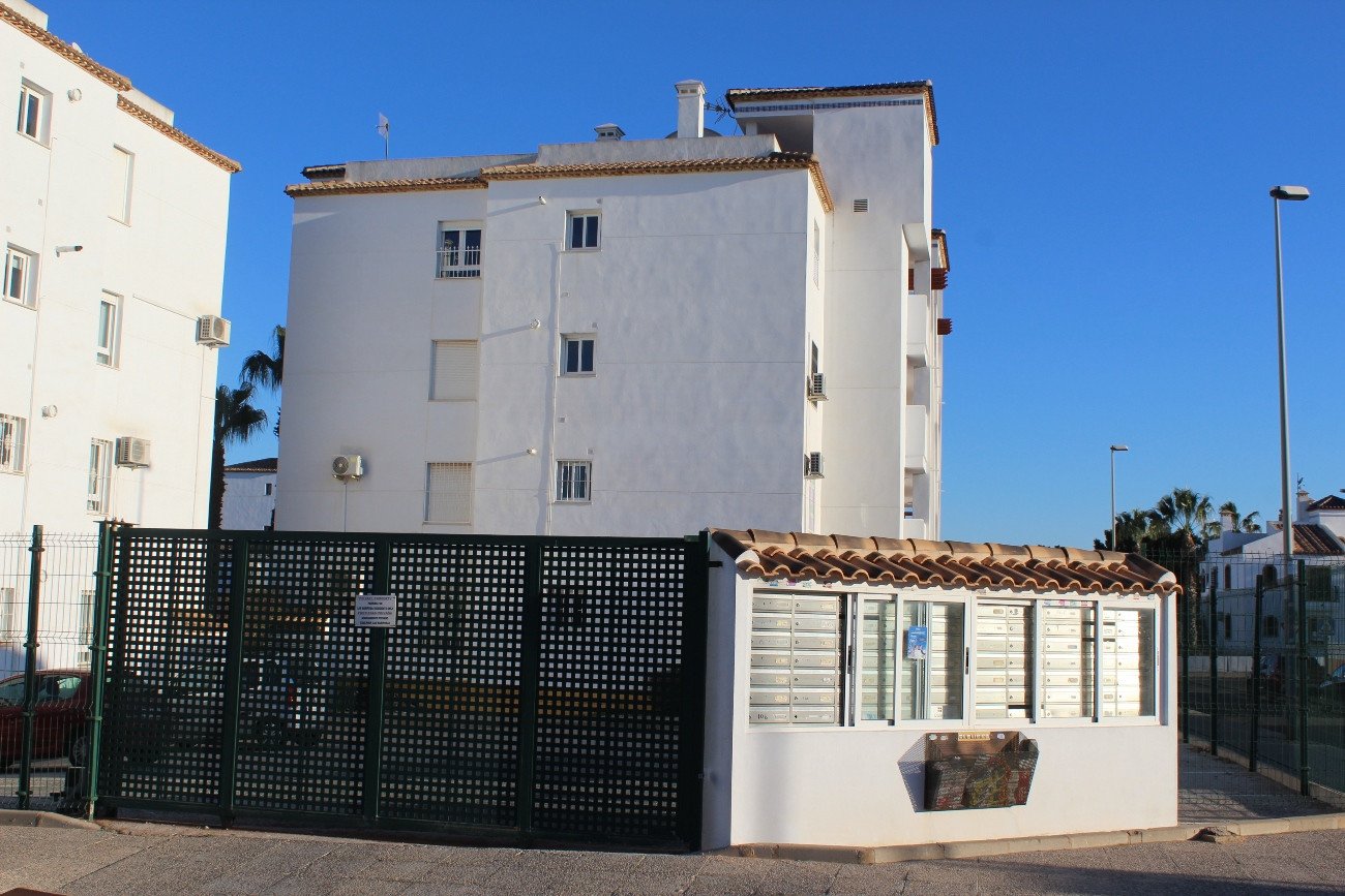  Dieses helle Eck-Penthouse befindet sich in der begehrten Wohngegend Villamartin Pau-8 in Orihuela Costa und bietet eine außergewöhnliche Gelegenheit