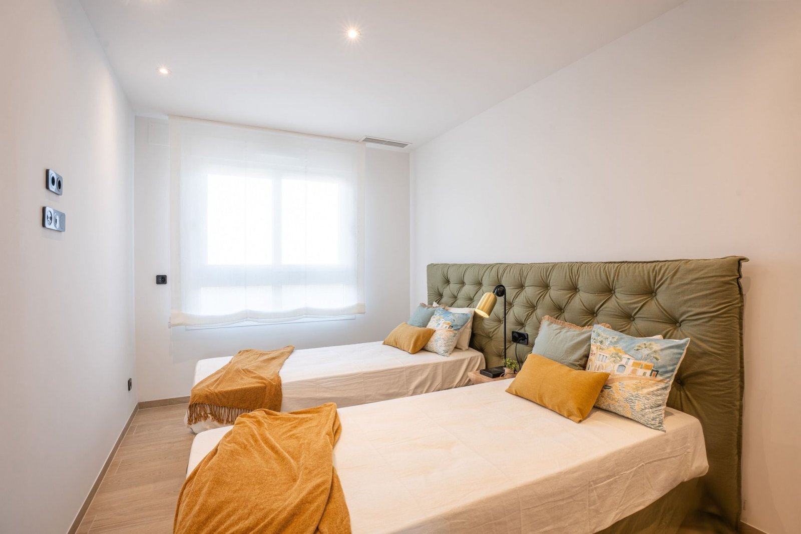  In der prestigeträchtigen Umgebung von La Finca Golf gelegen, bietet diese Wohnanlage eine exklusive Auswahl von 12 Wohnungen. Die verfügbaren Option