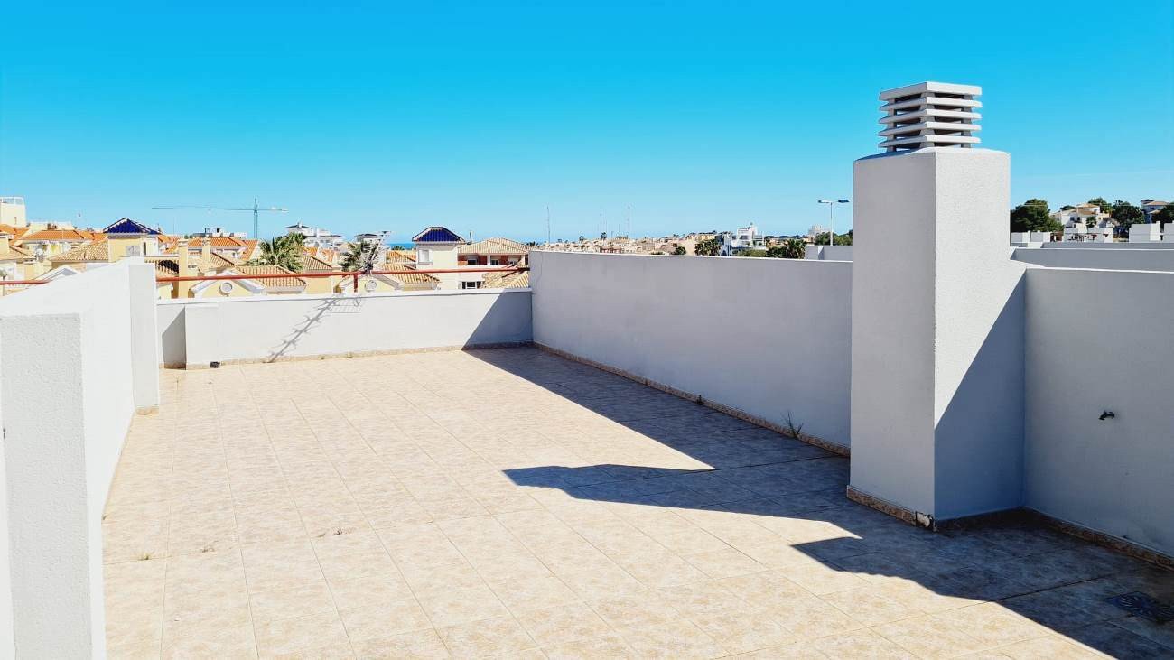  In der beliebten Gegend von El Galán in Orihuela Costa, unweit von Villamartín an der begehrten Costa Blanca Süd, bietet dieses charmante Penthouse-A