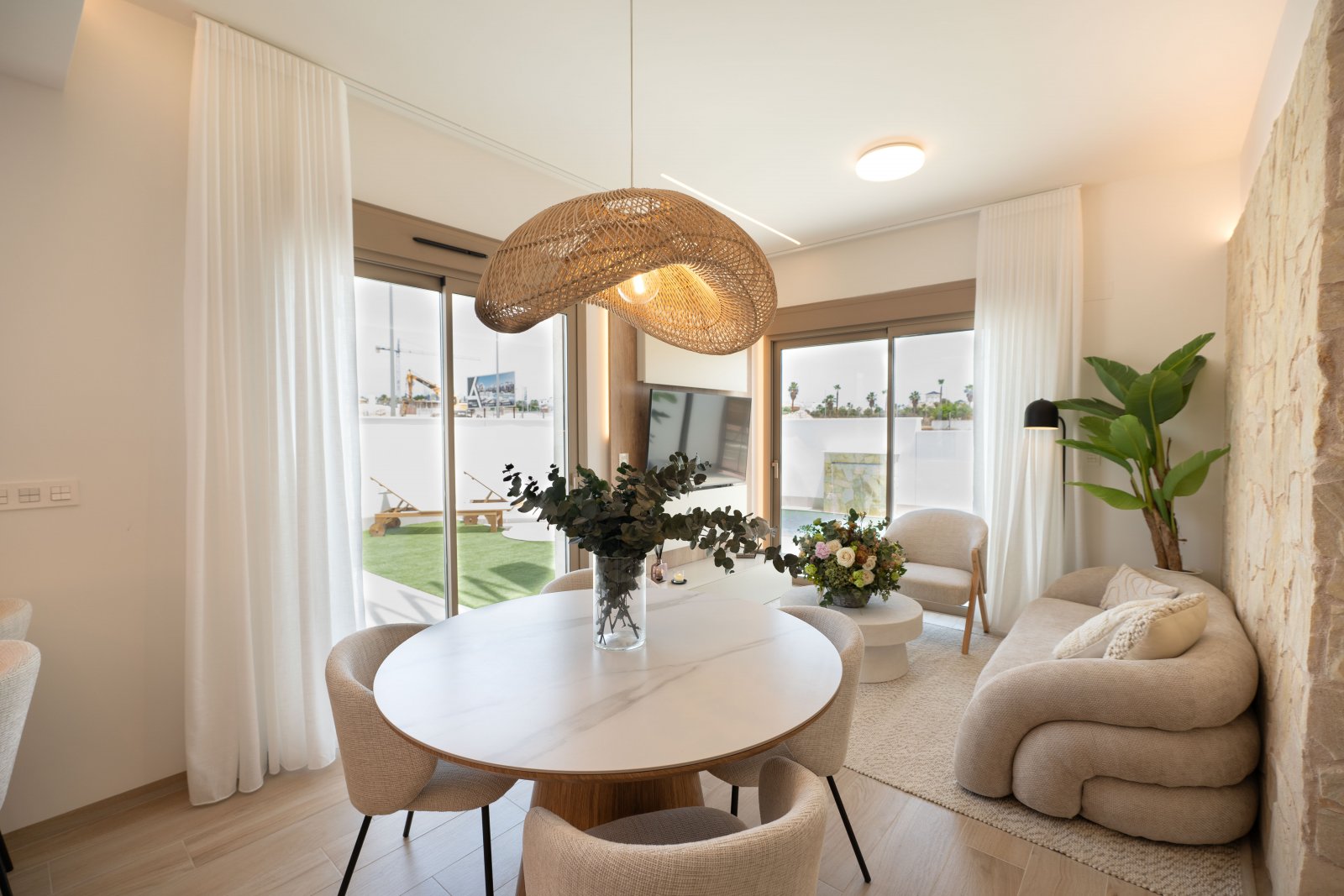  In der charmanten Stadt Los Alcázares gelegen, bietet diese exklusive Sammlung von 19 Reihenhäusern einen privilegierten Lebensstil. Für diejenigen e