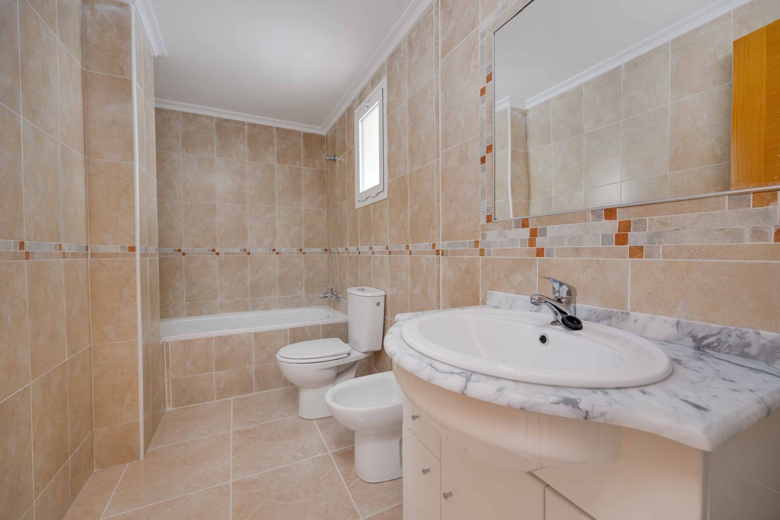  In der charmanten Ortschaft San Fulgencio gelegen, bietet diese Wohnanlage insgesamt 33 Wohnungen, die darauf ausgelegt sind, die Bedürfnisse derjeni