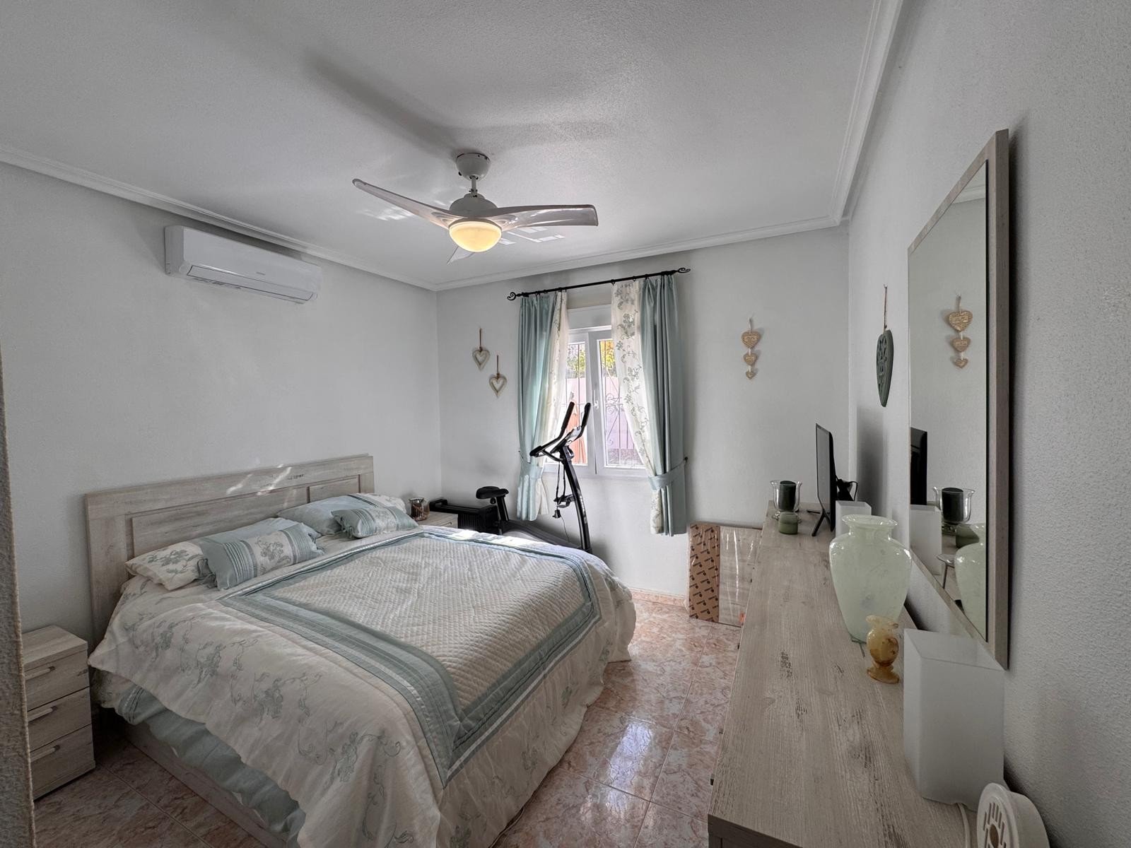   This beautiful south-facing detached villa is set on a 300 m² plot and offers a large private pool along with ample outdoor space, perfect for relax