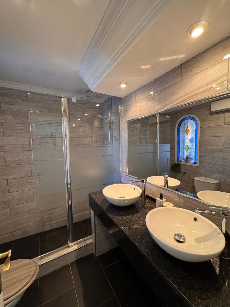   This beautiful south-facing detached villa is set on a 300 m² plot and offers a large private pool along with ample outdoor space, perfect for relax