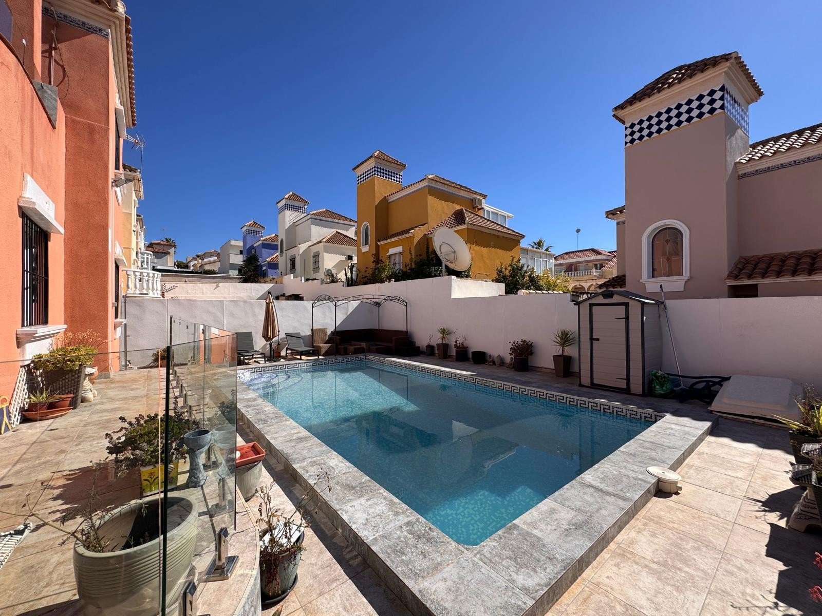   This beautiful south-facing detached villa is set on a 300 m² plot and offers a large private pool along with ample outdoor space, perfect for relax