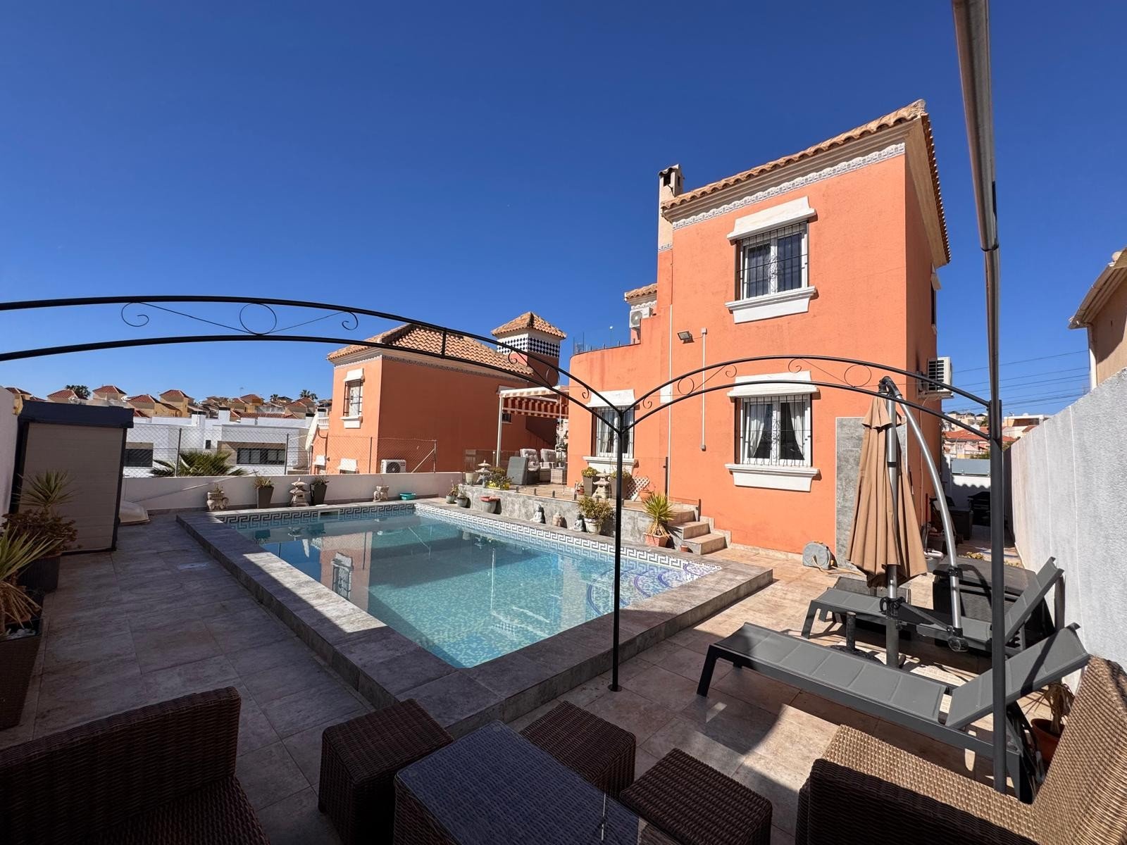   This beautiful south-facing detached villa is set on a 300 m² plot and offers a large private pool along with ample outdoor space, perfect for relax