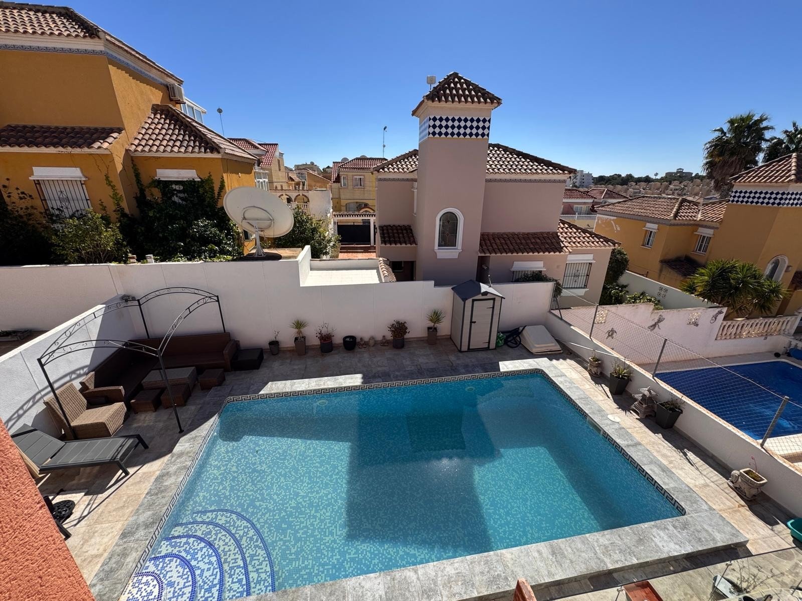   This beautiful south-facing detached villa is set on a 300 m² plot and offers a large private pool along with ample outdoor space, perfect for relax
