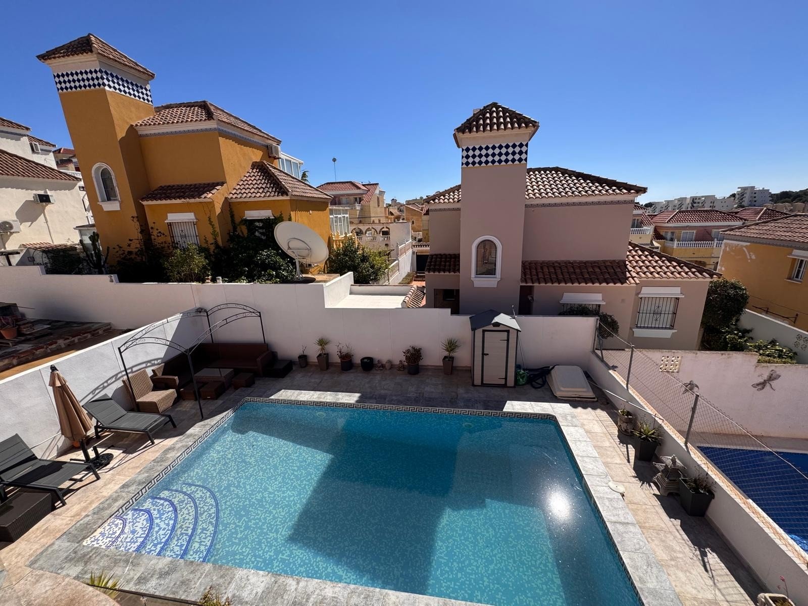   This beautiful south-facing detached villa is set on a 300 m² plot and offers a large private pool along with ample outdoor space, perfect for relax