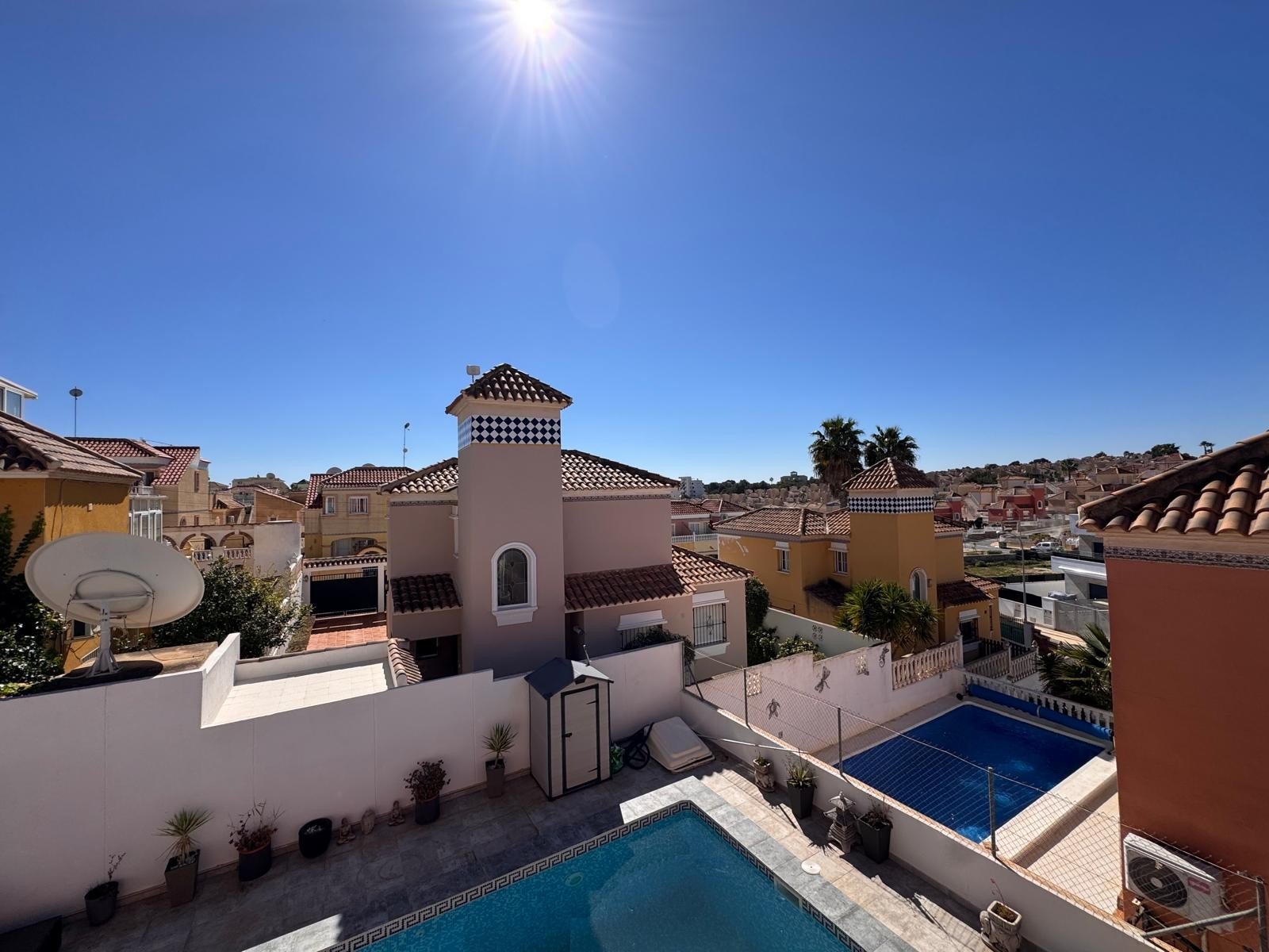   This beautiful south-facing detached villa is set on a 300 m² plot and offers a large private pool along with ample outdoor space, perfect for relax