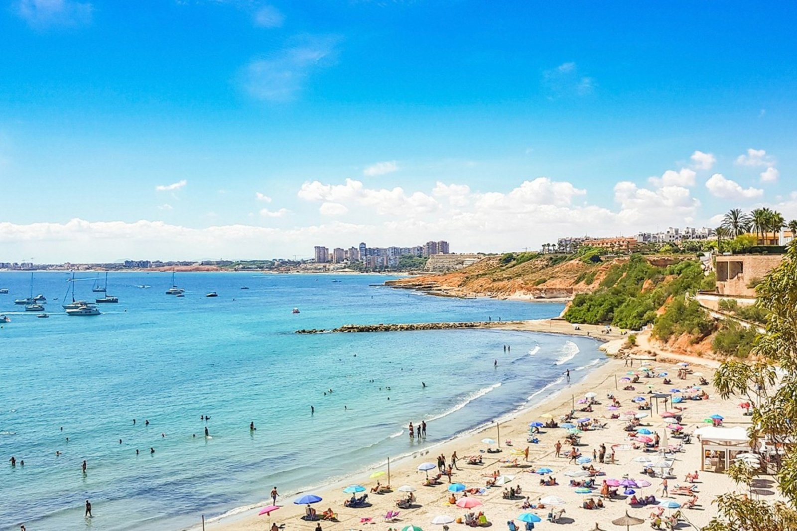   This beautiful south-facing detached villa is set on a 300 m² plot and offers a large private pool along with ample outdoor space, perfect for relax