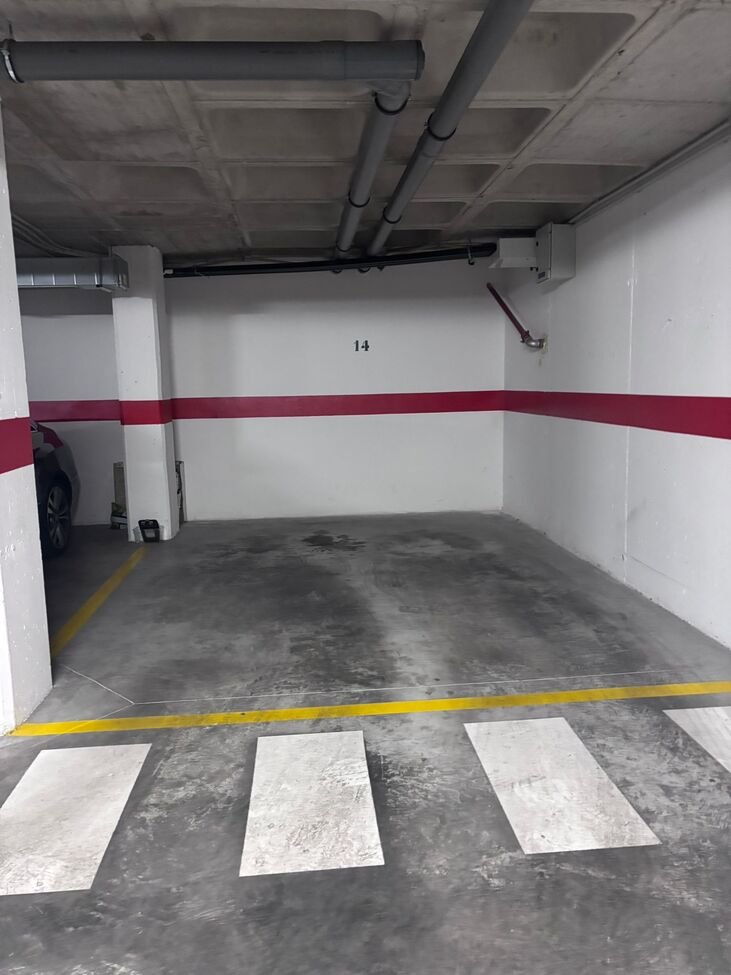   Beautifully presented second-floor apartment offering 2 bedrooms and 2 bathrooms, located in a sought-after gated community near Villamartin Plaza.&